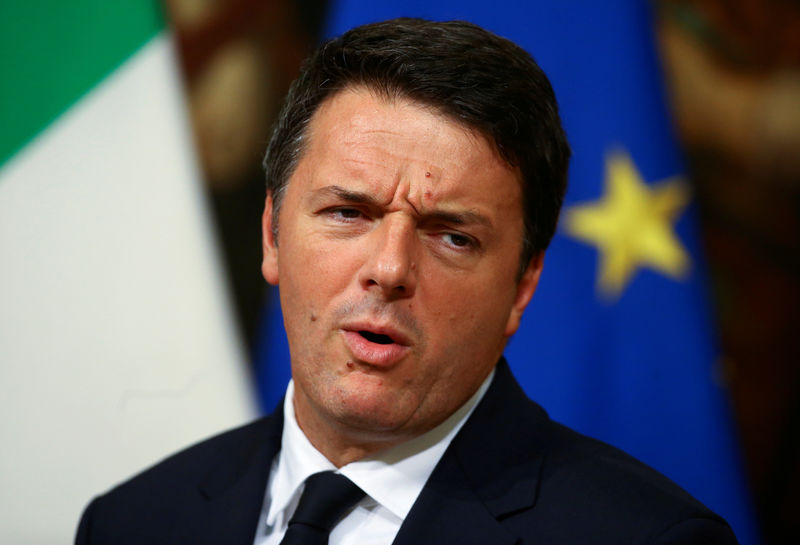 © Reuters. Italian Prime Minister Renzi leads a news conference in Rome