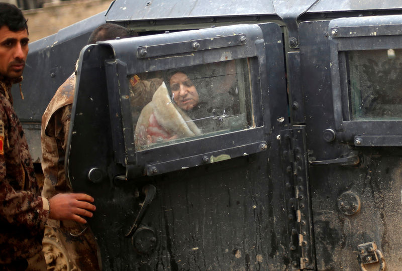 © Reuters. حصري-قادة العراق بحثوا تغيير استراتيجيتهم لتجنب حرب استنزاف في الموصل