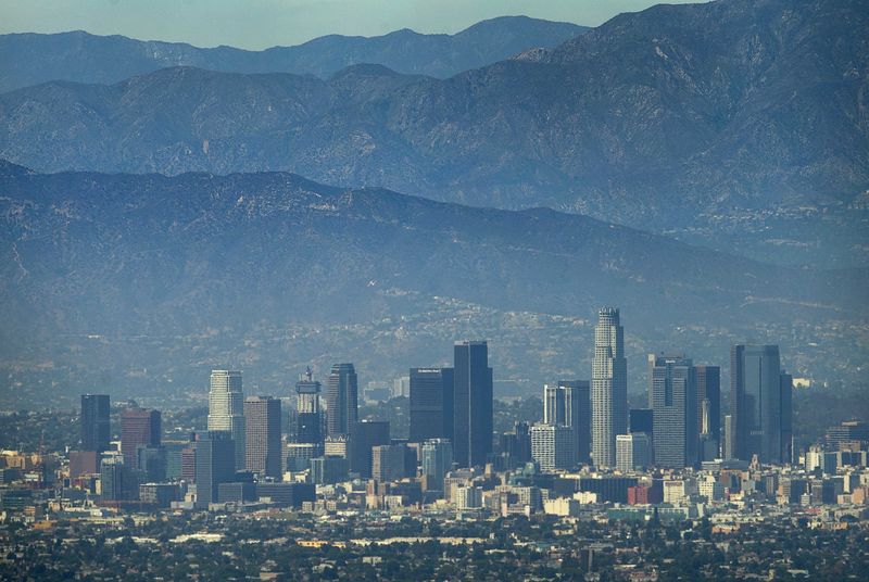 © Reuters. File photo of the city of Los Angeles, California is pictured on a hot summer day next to the San Gabriel mountains