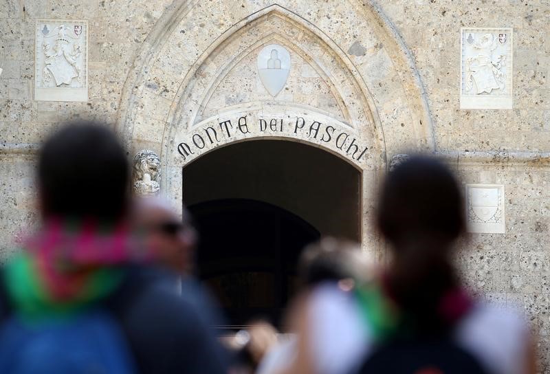 © Reuters. The entrance of Monte dei Paschi bank headquarters is pictured in downtown Siena