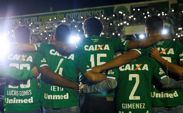 © Reuters. Players of Chapecoense soccer team that didn't travel to Colombia pay tribute to teammates at the Arena Conda stadium in Chapeco