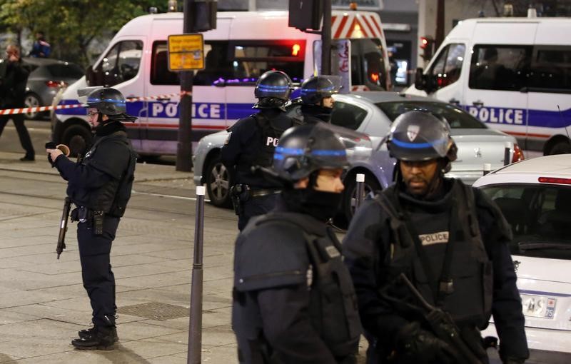 © Reuters. BRAQUAGE AVORTÉ DANS UNE AGENCE DE VOYAGES À PARIS, PAS DE BLESSÉ