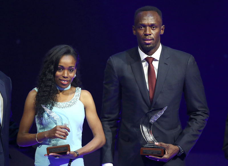 © Reuters. Usain Bolt of Jamaica (R) and Almaz Ayana of Ethiopia pose with their awards after being elected male and female World Athlete of the Year 2016 in Monaco