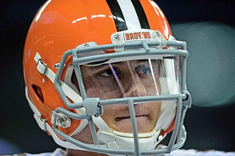 © Reuters. File photo of Cleveland Browns quarterback Johnny Manziel looks on prior to the game against the Detroit Lions in Detroit