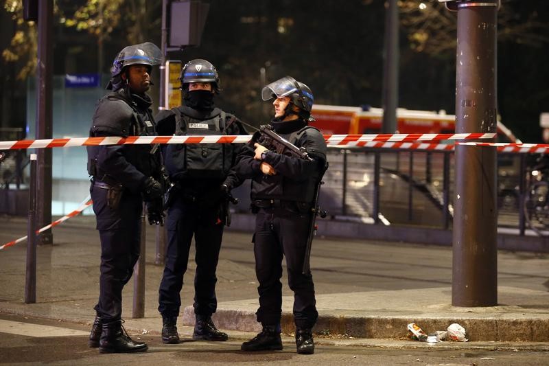 © Reuters. الشرطة الفرنسية تبحث عن مسلح بعد محاولة سرقة بالإكراه