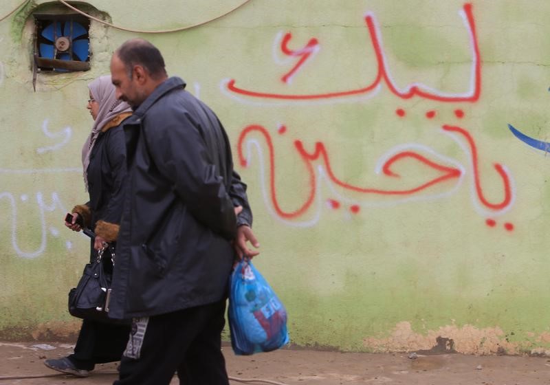 © Reuters. القلق ينتاب سكان الموصل بعد كتابة جنود عراقيين شعارات شيعية