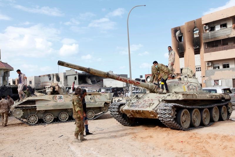 © Reuters. انتحاريات يخرجن من معقل الدولة الإسلامية في سرت ويهاجمن القوات الليبية