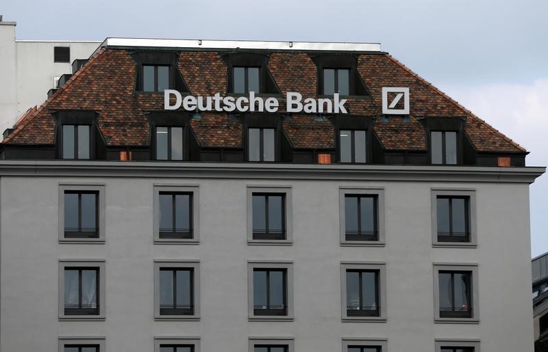 © Reuters. A logo is pictured on the Deutsche Bank building in Geneva