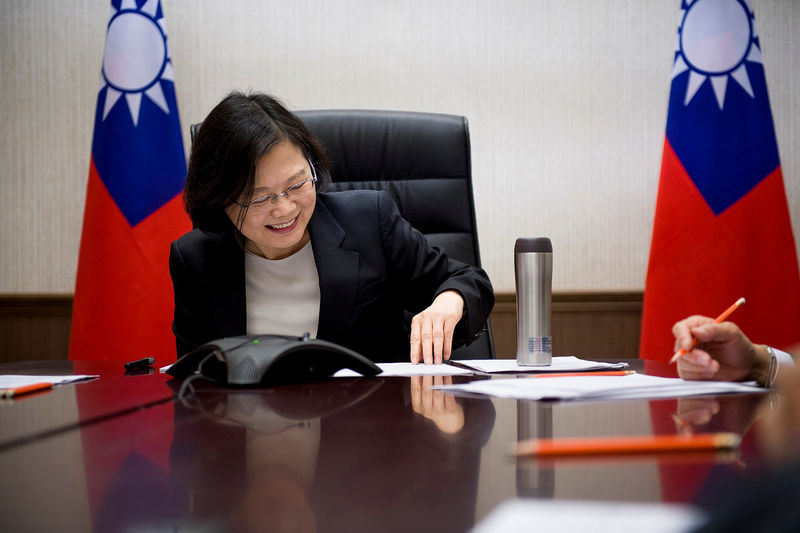 © Reuters. Taiwan's President Tsai Ing-wen speaks on the phone with U.S. president-elect Donald Trump at her office in Taipei