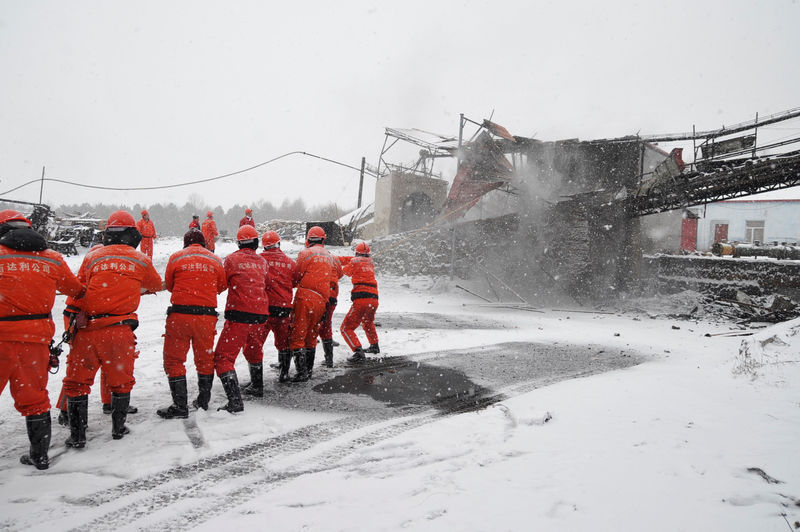 © Reuters. Rescuers work near the site of a coal mine disaster in Qitaihe