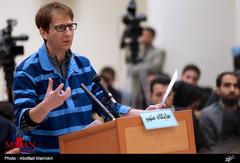 © Reuters. Handout photo shows Iranian businessman Babak Zanjani appearing during a court session in Tehran