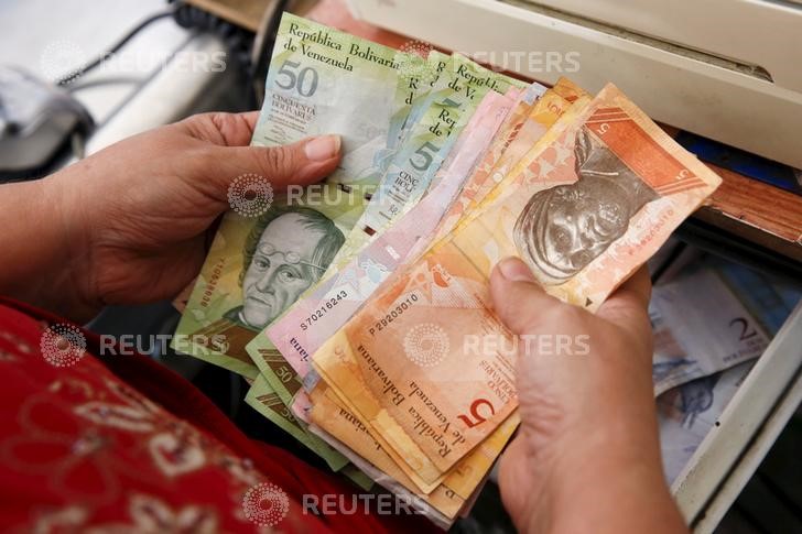 © Reuters. Venezuela emitirá un billete que supera en 50 veces al de mayor valor actual