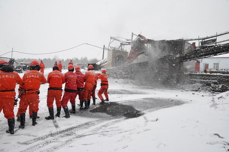 © Reuters. مقتل 38 عاملا على الأقل في منجمي فحم بالصين