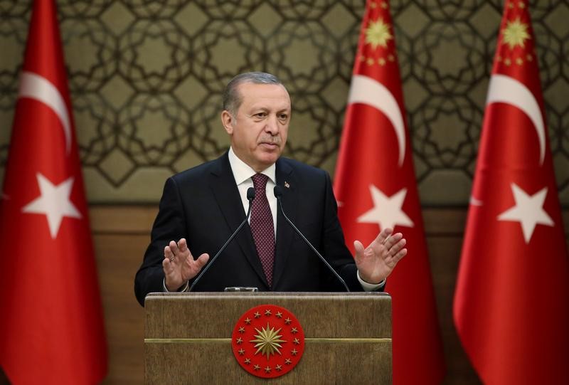 © Reuters. Turkish President Erdogan makes a speech during his meeting with mukhtars at the Presidential Palace in Ankara