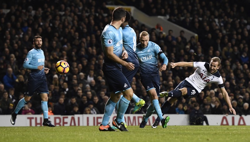 © Reuters. Tottenham's Harry Kane shoots at goal