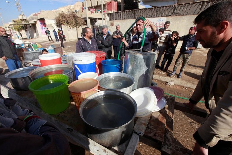 © Reuters. سكان الموصل يخشون البرد والجوع في حصار الشتاء