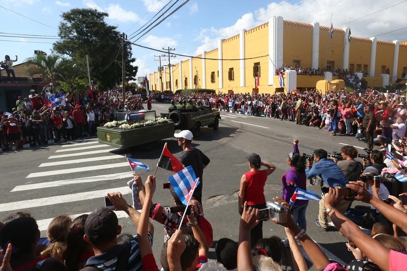 © Reuters. الموكب الجنائزي لكاسترو يصل محطته الأخيرة في سانتياجو دي كوبا