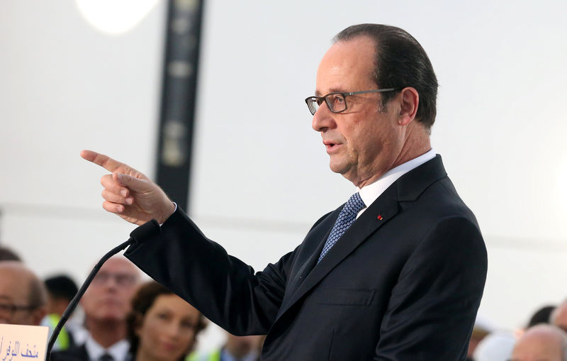 © Reuters. French President Francois Hollande gestures as he speaks during a visit to Louvre Abu Dhabi