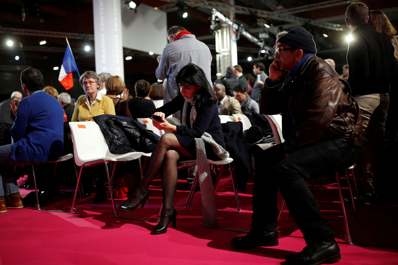 © Reuters. People attend the convention of the Belle Alliance Populaire (Nice Popular Union) ahead of the 2017 French presidential election in Paris