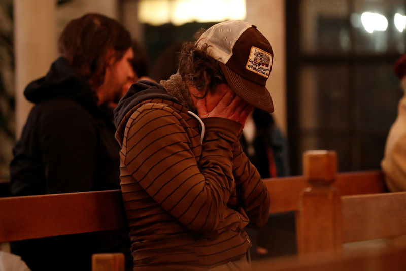 © Reuters. Genevieve Griesau of Oakland weeps during a vigil at the Chapel of the Chimes for victims of a fire in the Fruitvale district of Oakland