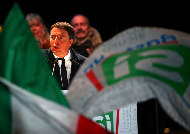 © Reuters. Italian PM Renzi speaks during the last rally for a "Yes" vote in the upcoming referendum about constitutional reform, in Florence
