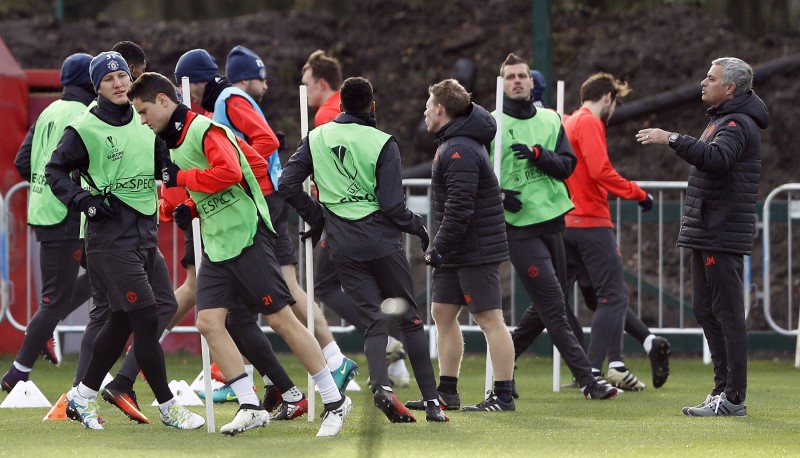 © Reuters. Manchester United's manager Jose Mourinho, Bastian Schweinsteiger and teammates during training