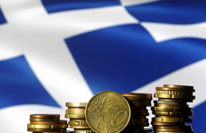 © Reuters. Euro coins are seen in front of a displayed Greece flag in this picture illustration