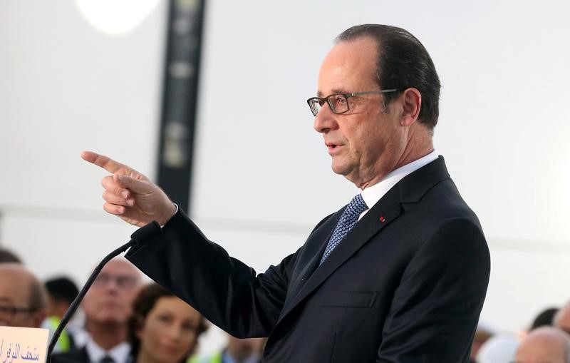 © Reuters. French President Francois Hollande gestures as he speaks during a visit to Louvre Abu Dhabi