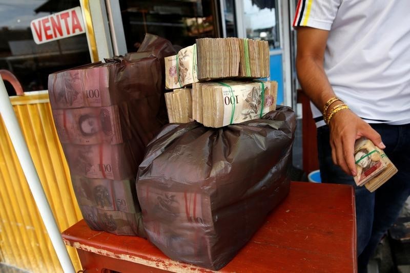 © Reuters. فنزويلا تطرح فئات نقد كبيرة وسط أعلى تضخم في العالم