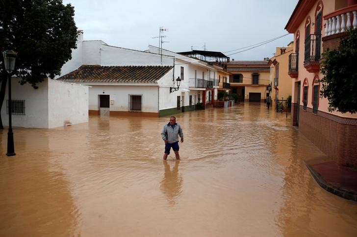 © Reuters. Lluvias torrenciales causan inundaciones en Málaga, una mujer fallece