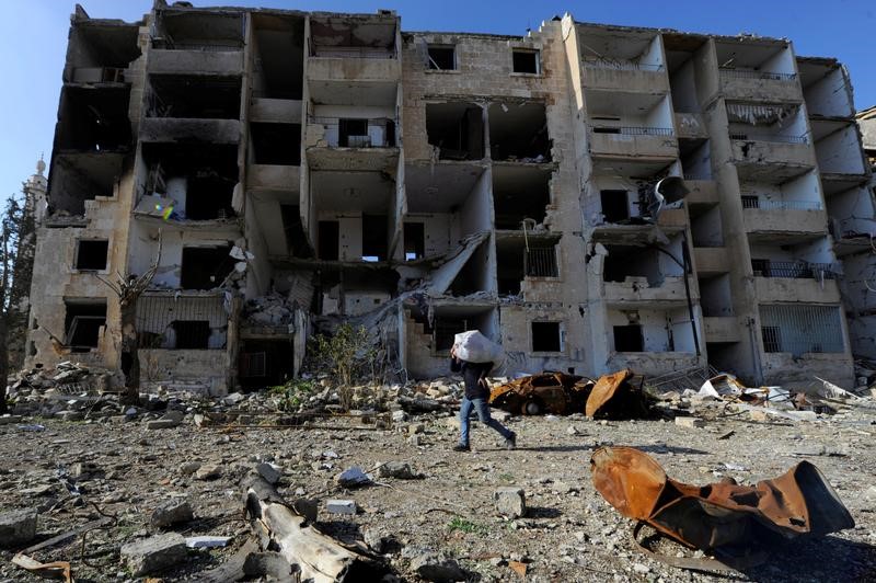 © Reuters. المعارضة السورية ترفض الانسحاب من حلب والجيش يتوقع السيطرة عليها خلال أسابيع