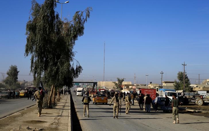 © Reuters. الدولة الإسلامية تشن هجمات مضادة لإبطاء تقدم القوات العراقية في الموصل