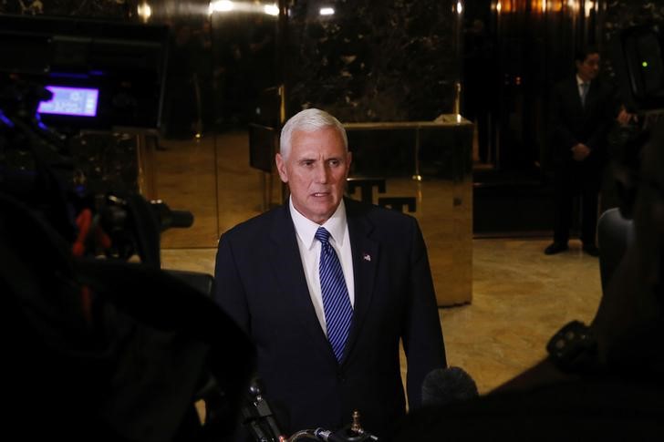 © Reuters. El vicepresidente electo de Estados Unidos, Mike Pence, habla con los medios tras reunirse a conversar con el presidente electo, Donald Trump, en la Torre Trump en Nueva York