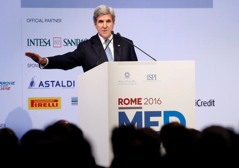 © Reuters. U.S. Secretary of State John Kerry talks during the Rome MED Mediterranean Dialogues forum in Rome