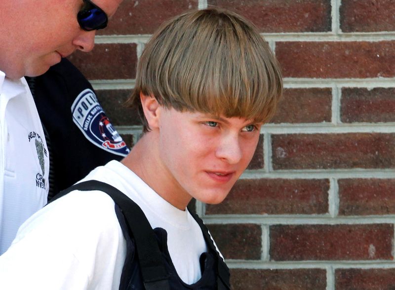 © Reuters. Police lead suspected shooter Dylann Roof into the courthouse in Shelby, North Carolina