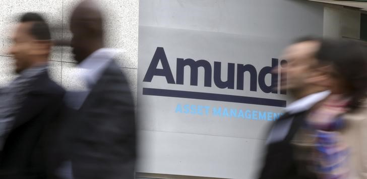© Reuters. People walk near the Amundi company headquarters in Paris