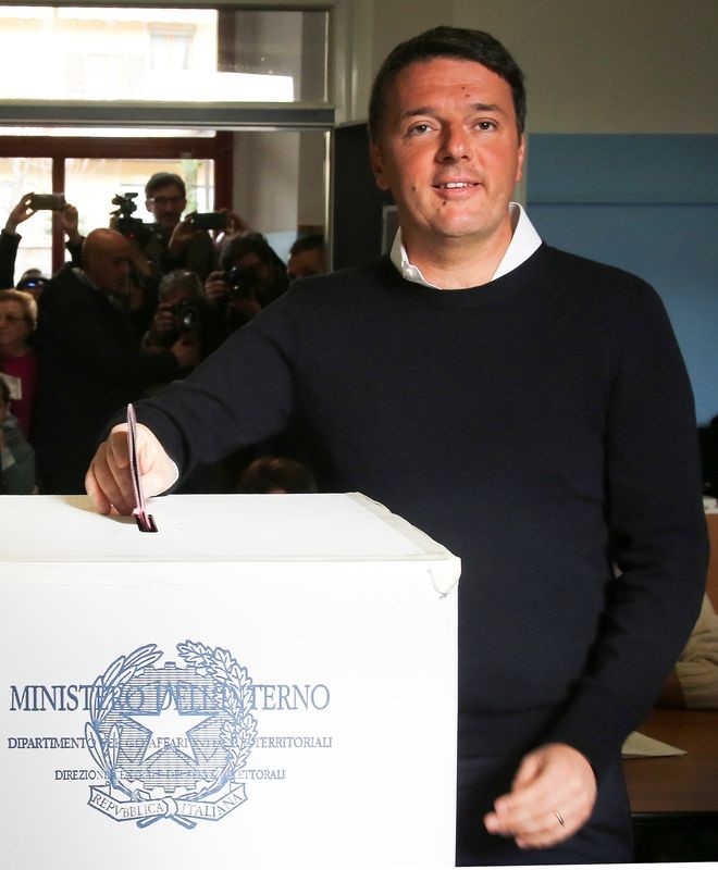 © Reuters. استطلاعات لآراء الناخبين: رينتسي في طريقه لهزيمة ثقيلة في الاستفتاء
