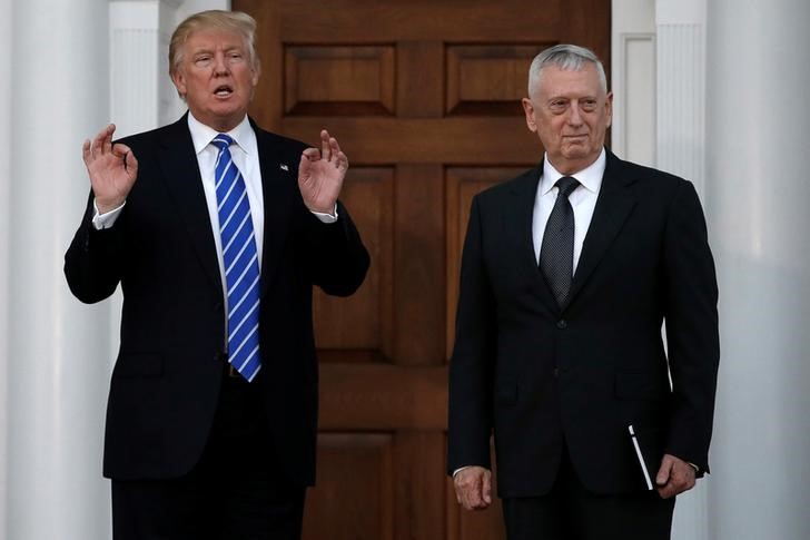 © Reuters. U.S. President-elect Donald Trump stands with retired Marine Gen. James Mattis following their meeting at the main clubhouse at Trump National Golf Club in Bedminster