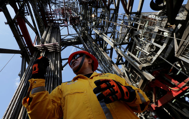 © Reuters. Employee works at the Centenario deep-water oil platform in the Gulf of Mexico off the coast of Veracruz, Mexico
