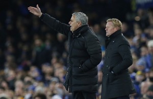 © Reuters. Un irascible Mourinho insiste en que al United le falta suerte