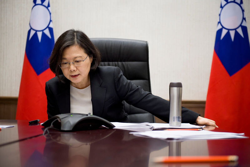 © Reuters. Taiwan's President Tsai Ing-wen speaks on the phone with U.S. president-elect Donald Trump at her office in Taipei