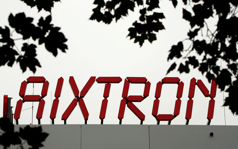 © Reuters. The logo of Aixtron SE is pictured on the roof of the German chip equipment maker's headquarters in Herzogenrath