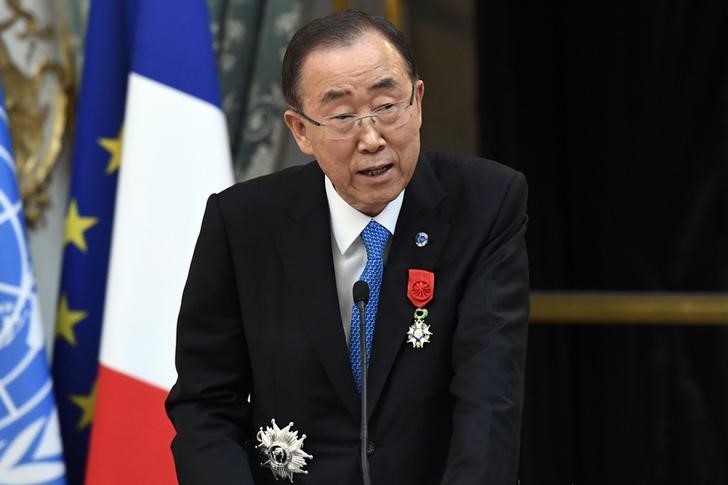 © Reuters. UN Secretary General Ban Ki-moon delivers a speech after being awarded with the Legion of Honour (Legion d'Honneur) by the French president at the Elysee Palace in Paris