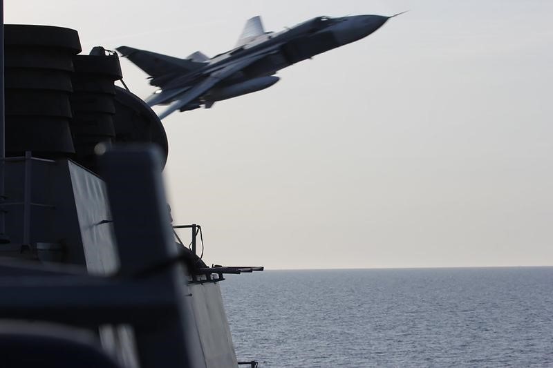 © Reuters. Russian Sukhoi SU-24 attack aircraft makes low pass close to the U.S. guided missile destroyer USS Donald Cook in the Baltic Sea