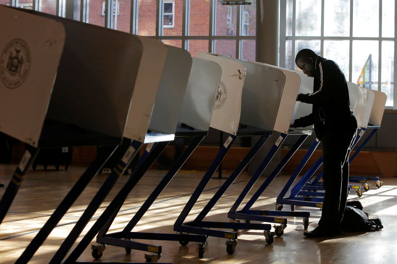 © Reuters. Homem votando em Manhattan, Nova York, na eleição presidencial norte-americana