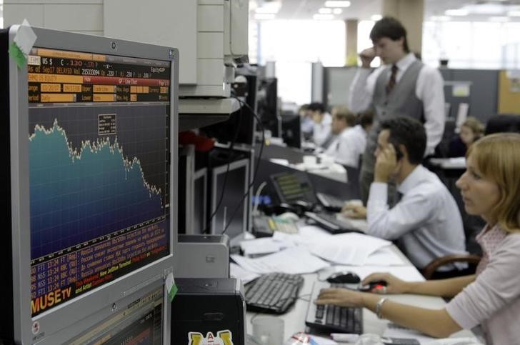 © Reuters. Трейдеры Альфабанка работают на бирже