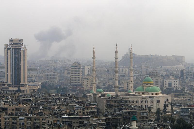 © Reuters. قوات الحكومة السورية تنتزع مزيدا من المناطق في حلب