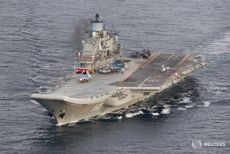 © Reuters. A photo taken from a Norwegian surveillance aircraft shows Russian aircraft carrier Admiral Kuznetsov in international waters off the coast of Northern Norway