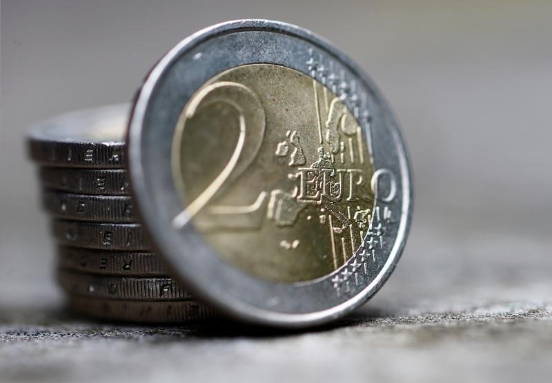 © Reuters. A pile of two Euro coins is pictured in an illustration.