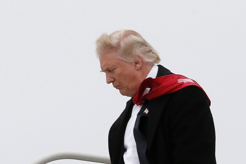 © Reuters. U.S. President-elect Donald Trump walks off his plane upon his arrival in Indianapolis